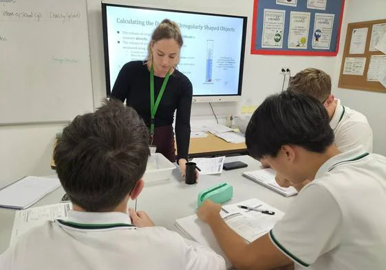 Emily Robinson, responsable de Ciencias de ELIS Villamartín, en clase con sus alumnos.