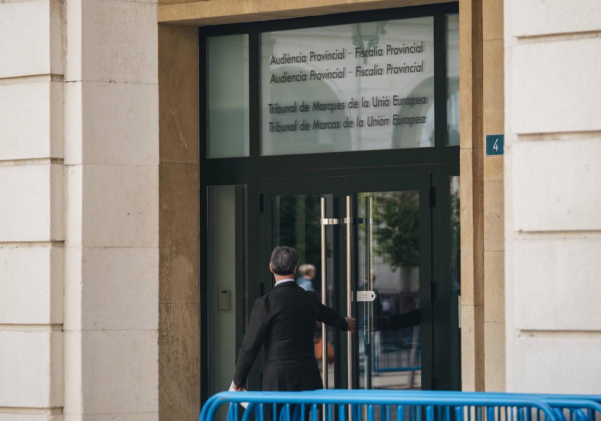 Entrada de la Audiencia Provincial de Alicante.