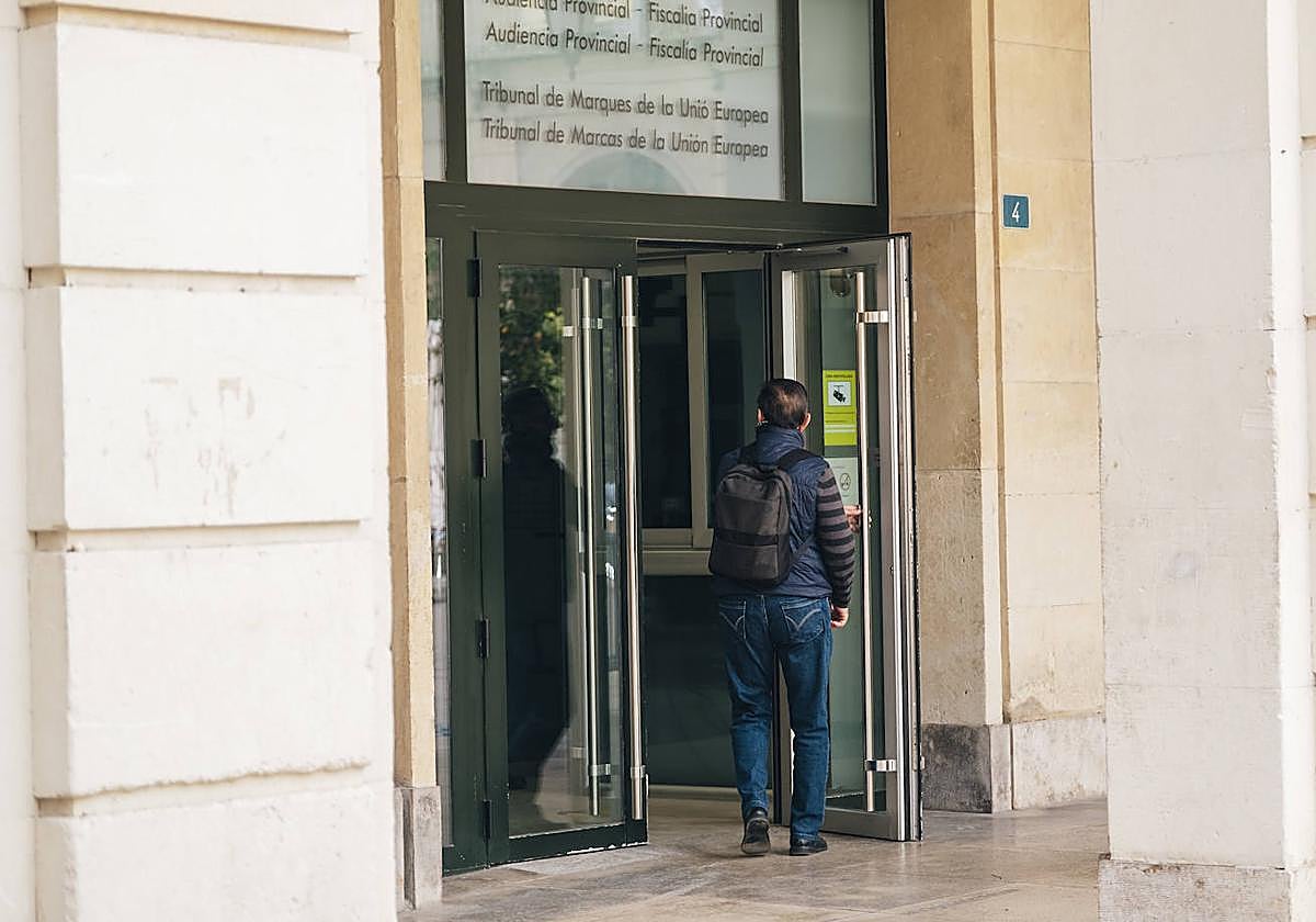 Entrada de la Audiencia Provincial de Alicante.