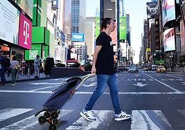 Carro de la compra de Rolser en una avenida de Nueva York.
