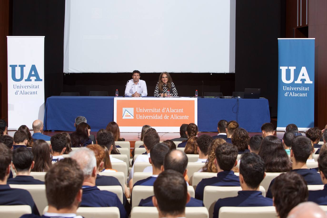 La vicerrectora Cata Iliescu se dirige al 'cuerpo de élite' de la UA.