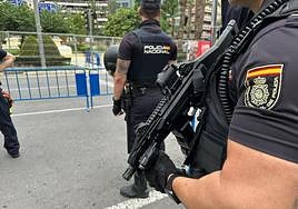 Un agente de la UPR de Alicante con el Scorpion Evo 3 durante la mascletá.