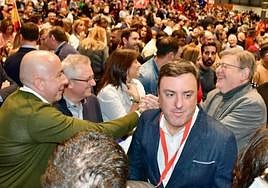 Alejandro Soler y Ximo Puig se saludan, en el acto del PSOE el pasado domingo.