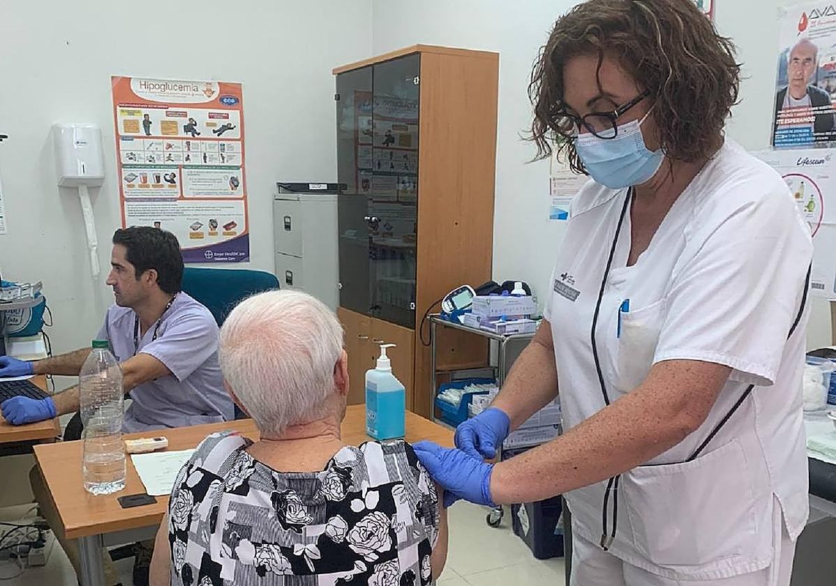 Una señora mayor se vacuna.