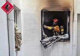 Bombero en las labores de extinción del incendio.