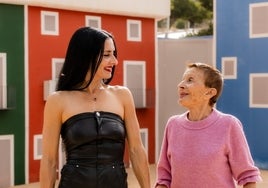Victoria María Aragües junto a su hija María