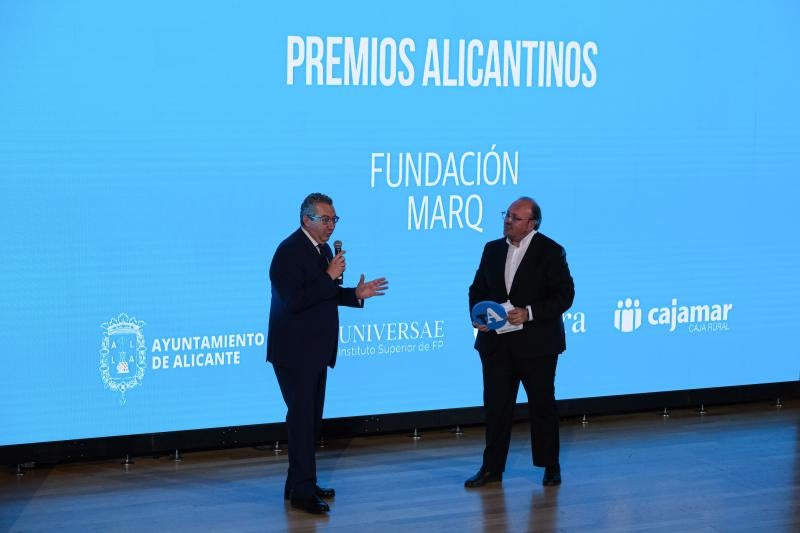Toni Pérez, presidente de la Fundación Marq, recibe el premio de manos del periodista de TodoAlicante José Vicente Pérez.