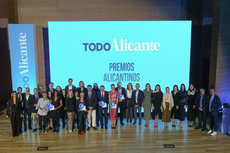 Foto de familia con todos los premiados de la noche,