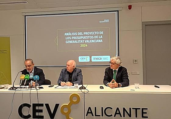 Ignacio Amirola, Joaquín Pérez y Francisco Llopis durante el análisis de los presupuestos de la CEV.
