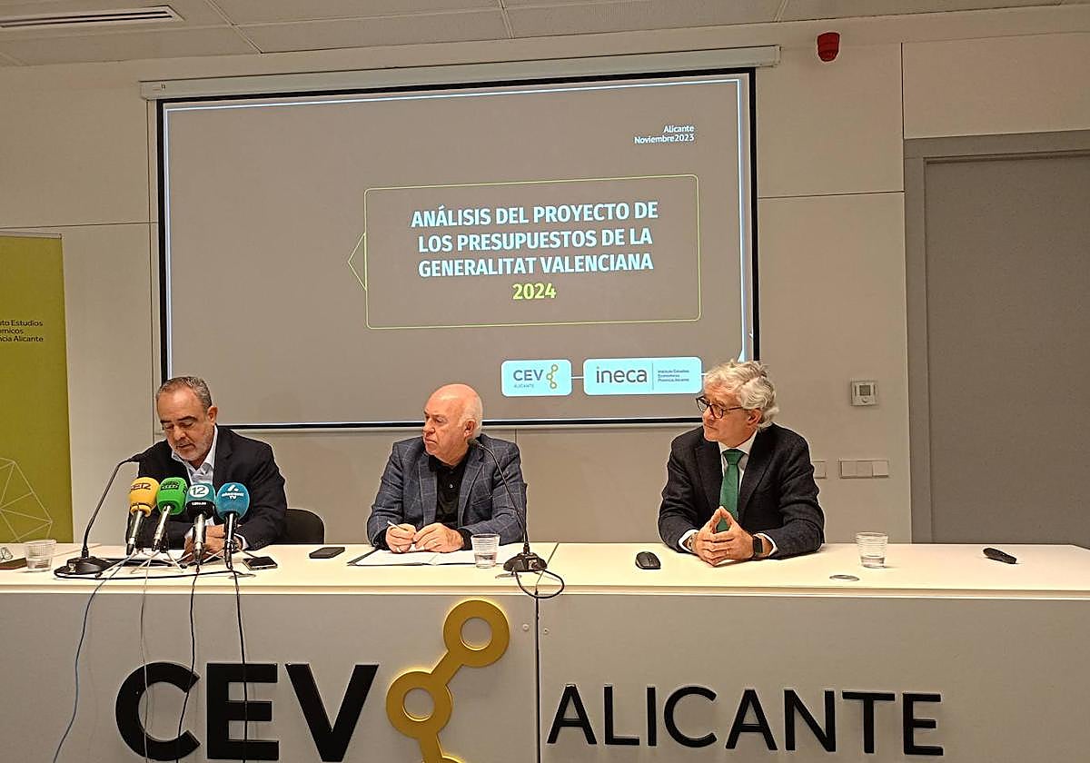 Ignacio Amirola, Joaquín Pérez y Francisco Llopis durante el análisis de los presupuestos de la CEV.