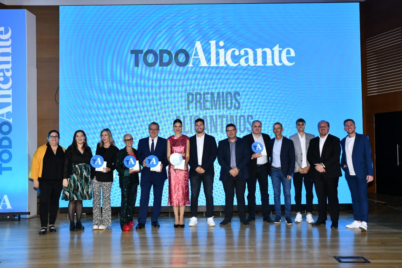 Los premiados, junto al equipo de TodoAlicante que hizo entrega de los premios y condujo la gala.
