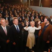Carlos Mazón y Pablo Ruz alzan los brazos de Rosana Perán cuando la han proclamado presidenta de la Confederación europea.