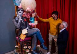 Josep Amand Tomàs y José Gallego donan el ninot de Lorca a Granada.