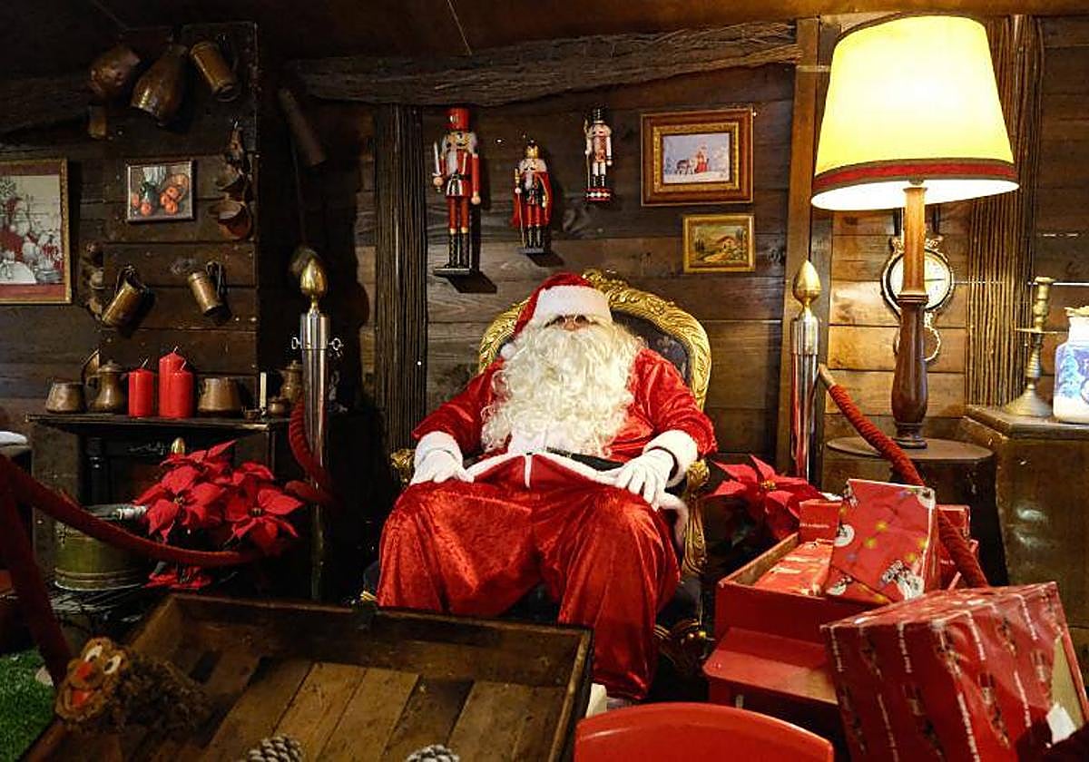 Santa Claus, en su hogar de Alicante, esperando a los menores.