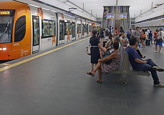 Pasajeros en la estación del Tranvía de Luceros.