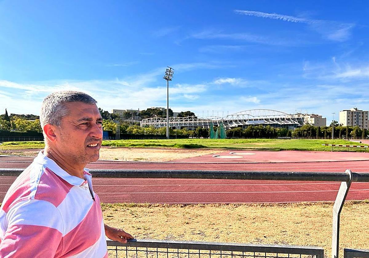 El concejal socialista Eduardo Rodríguez, en las instalaciones deportivas del Monte Tossal.