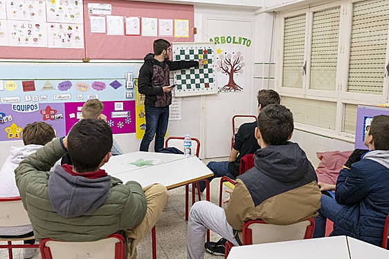 Docente se dirige a sus alumnos en una aula alicantina.