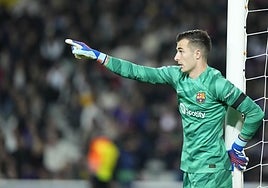 Iñaki Peña da instrucciones a sus compañeros