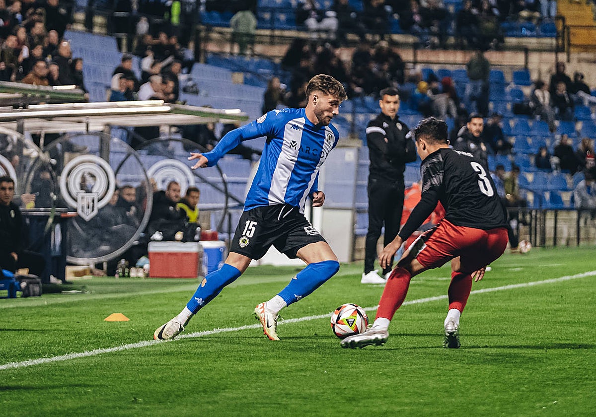 Samu Vázquez intenta marcharse de un jugador del Manresa este domingo