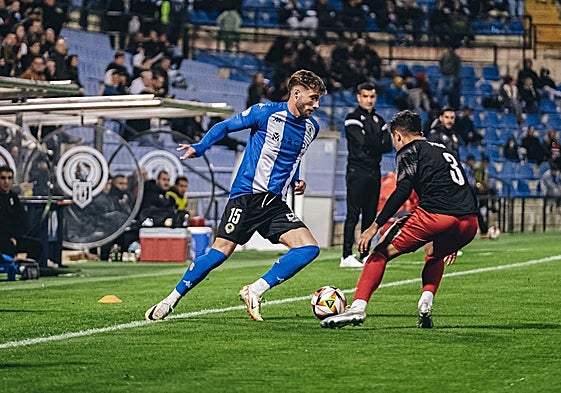 Samu Vázquez intenta marcharse de un jugador del Manresa este domingo