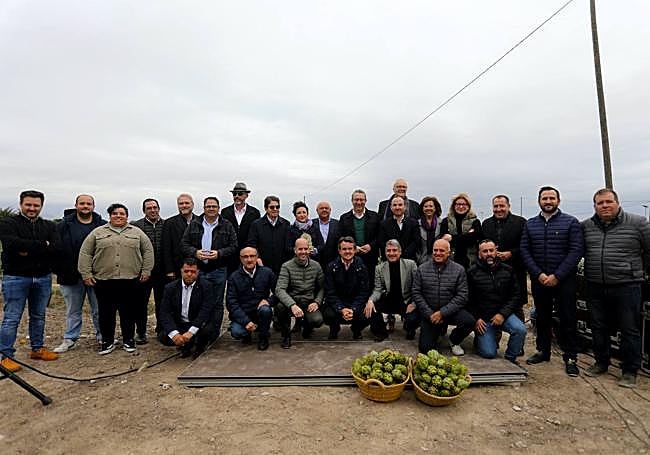 Foto de familia en el inicio de la temporada de la alcachofa, celebrado en Daya Vieja.