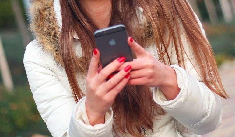 Educación regulará el uso de móviles en las aulas alicantinas para evitar el acoso escolar