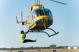 El recordman ilicitano agarrado al patín de un helicóptero para conseguir su última hazaña.