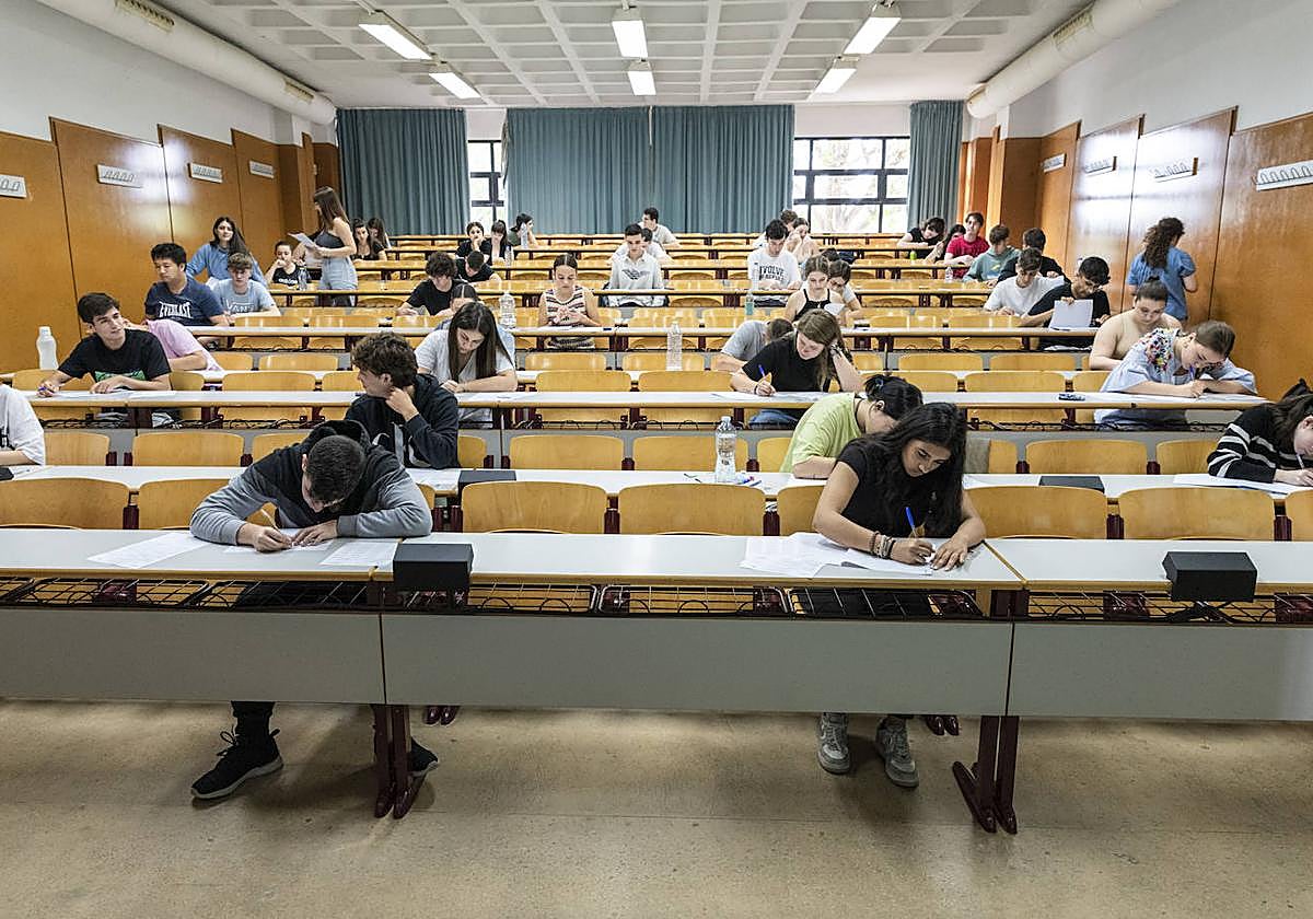 Estudiantes realizan un examen en Alicante.