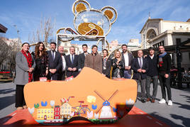 Zueco gigante instalado por EasyJet en la plaza de la Muntanyeta de Alicante.