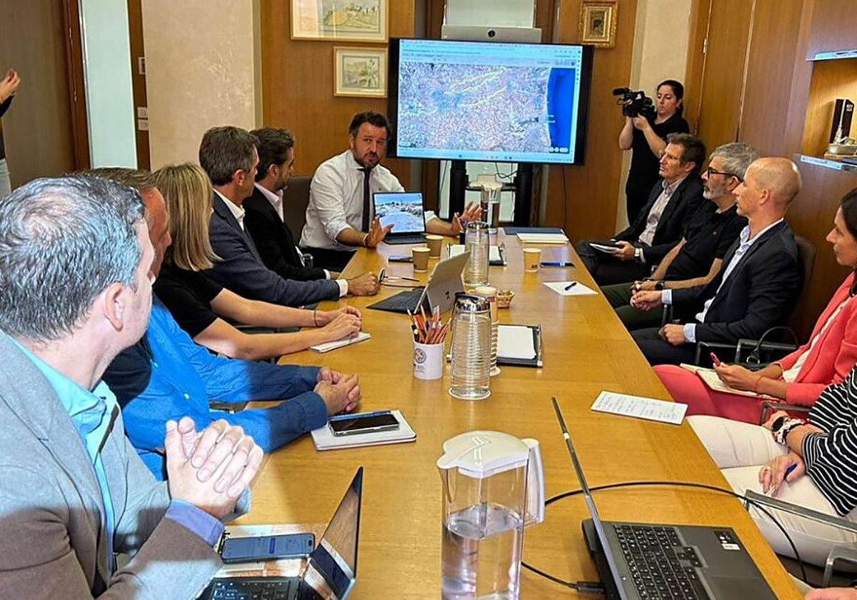 El alcalde de Elche, Pablo Ruz, durante la reunón con las tres principales operadoras de telefonía.