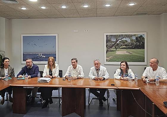 Marciano Gómez al centro en su visita al Hospital Universitario de Torrevieja este martes.