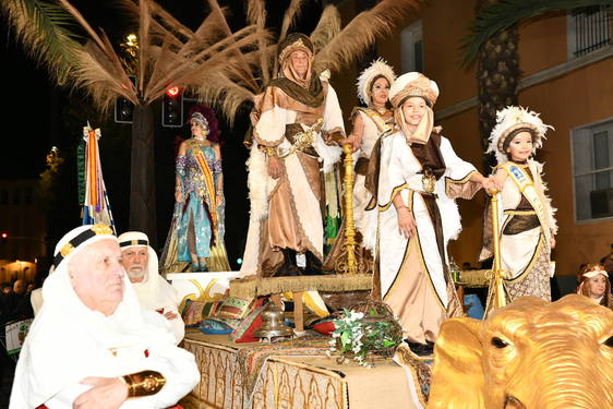 Las tropas moras y cristianas marchan por Alicante en honor al patrón San Nicolás
