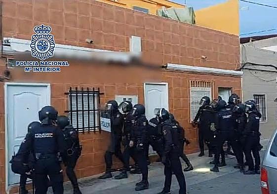 Entrada a la vivienda del clan familiar en Elche, en la operación 'Caníbal'.