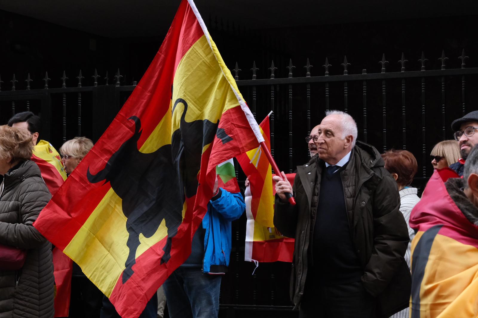 Fallida lectura de un manifiesto de Vox frente a la sede del PSOE de Alicante