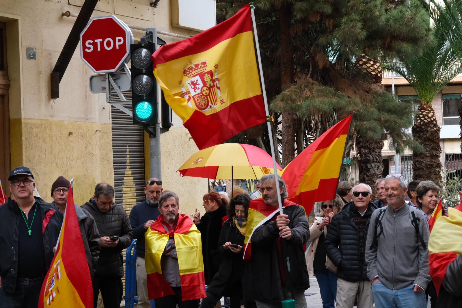 Fallida lectura de un manifiesto de Vox frente a la sede del PSOE de Alicante