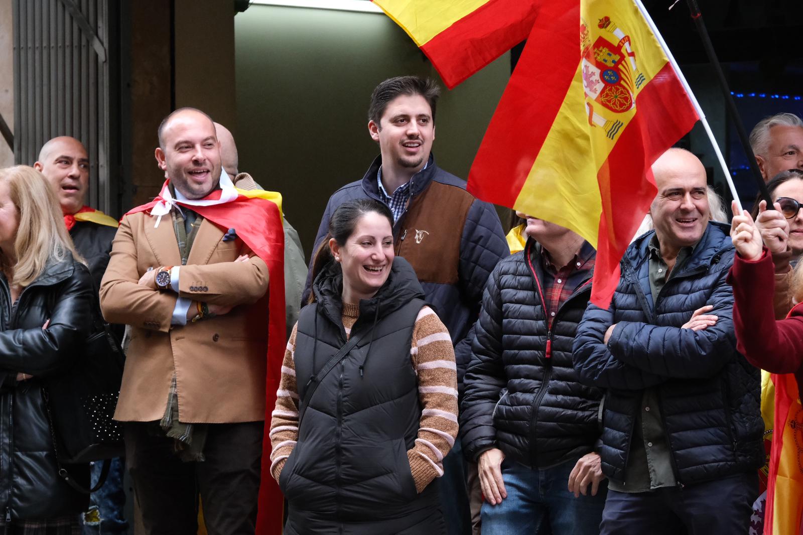 Fallida lectura de un manifiesto de Vox frente a la sede del PSOE de Alicante