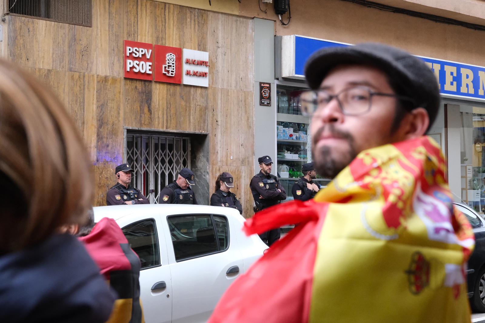 Fallida lectura de un manifiesto de Vox frente a la sede del PSOE de Alicante