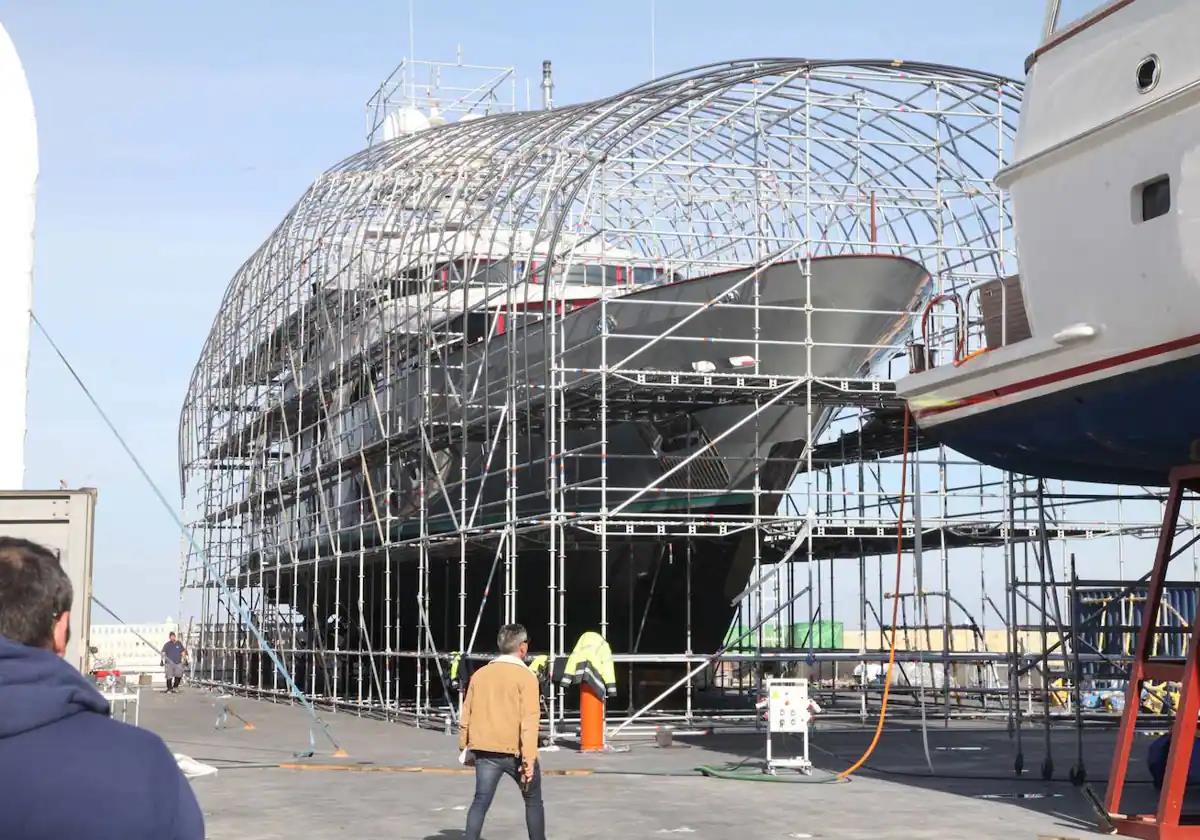 Un megayate en las instalaciones del varadero