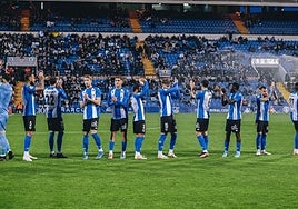 Los jugadores del Hércules aplauden a la grada antes del choque ante el Manresa