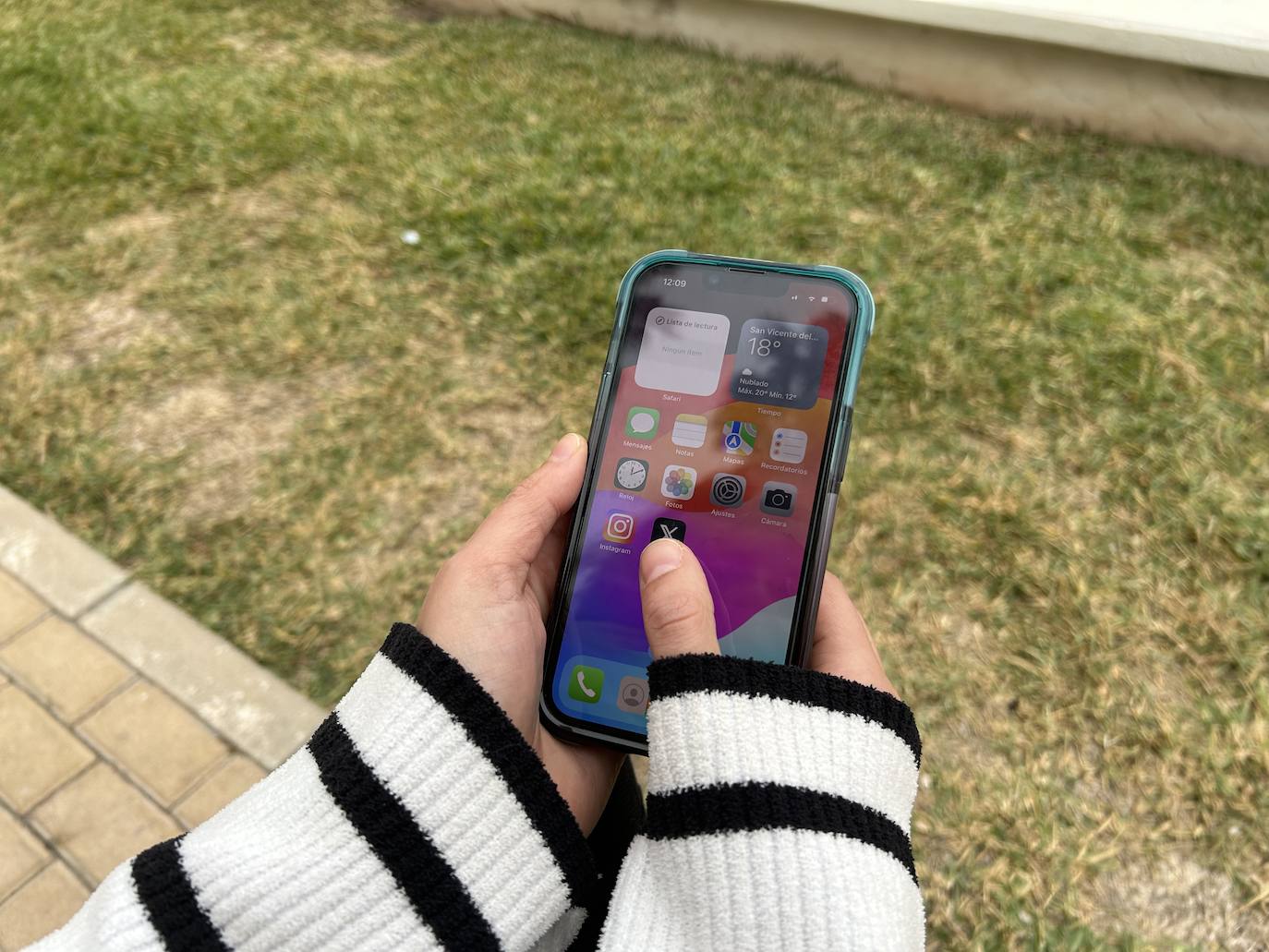 Una joven con un móvil en las manos.