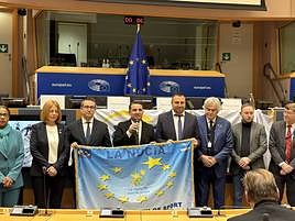 El alcalde Bernbé Cano ha recogido la bandera que reconoce el premio europeo de La Nucía.