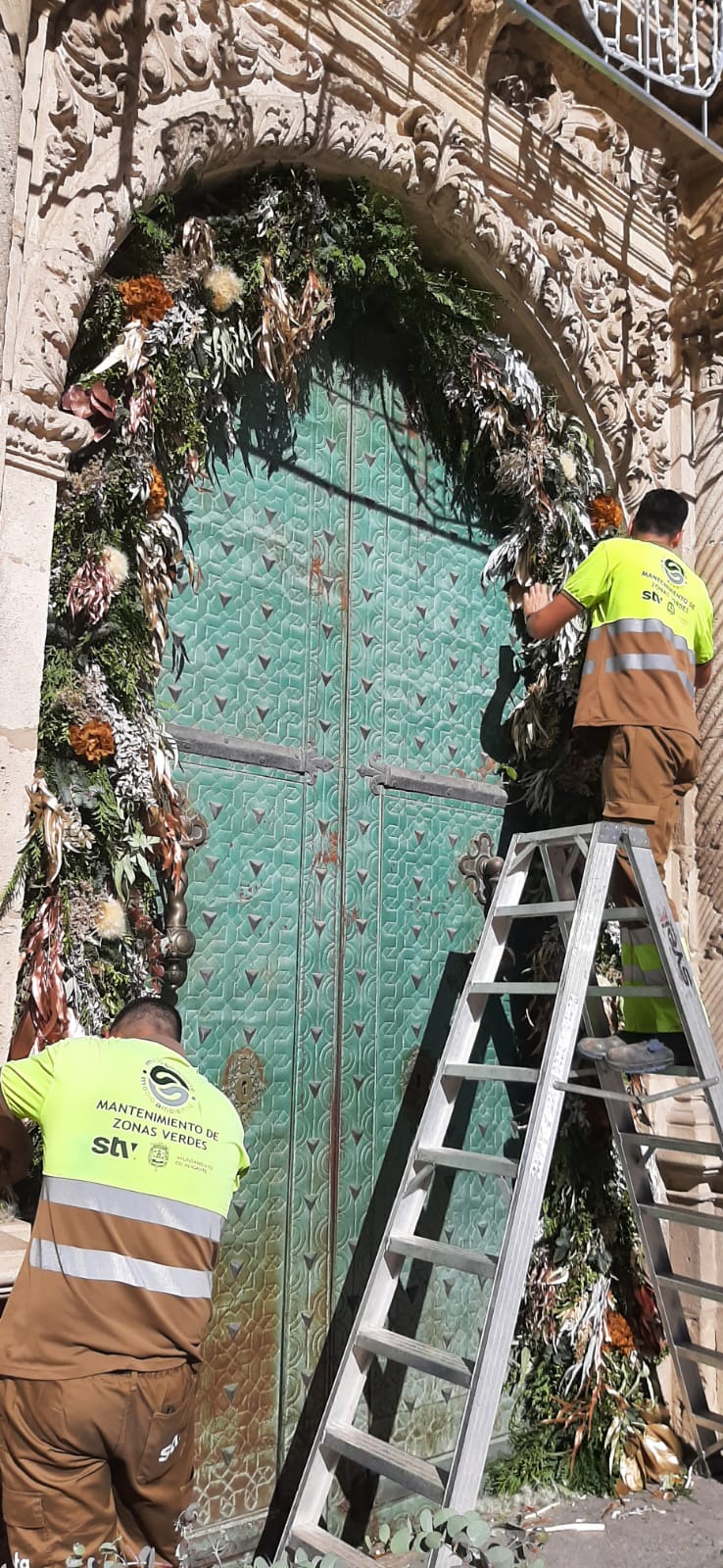Alicante se tapiza de flores y adornos navideños