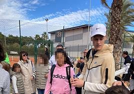 Sinner firma autógrafos al finalizar el entrenamiento en el Arena Alicante.