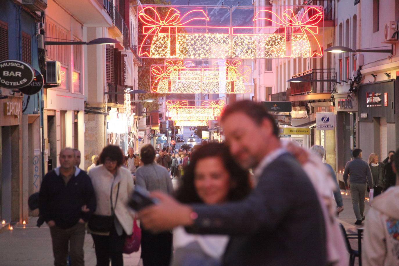 Comercio y público encienden la &#039;Nit de Llum&#039; de Dénia