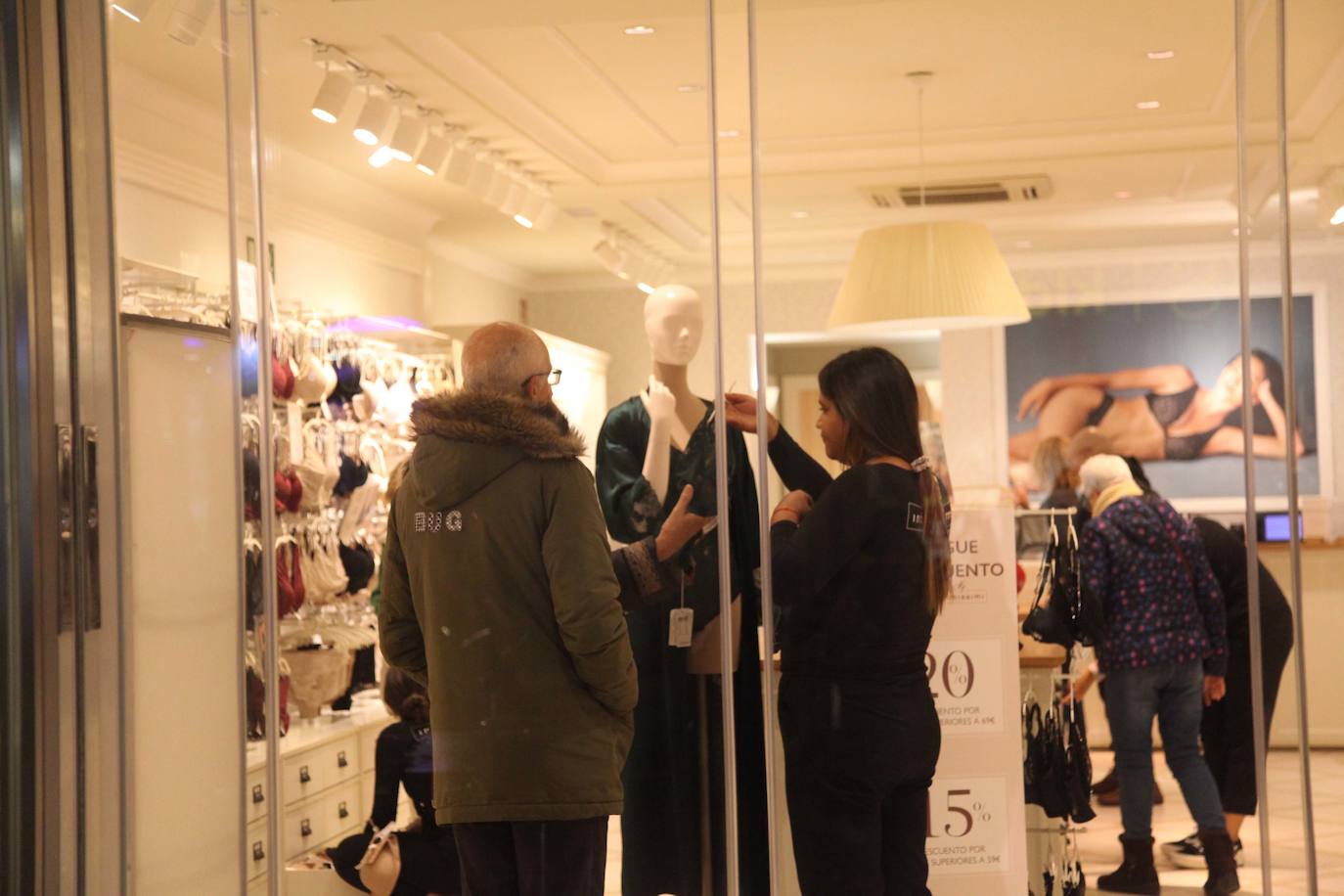 Comercio y público encienden la &#039;Nit de Llum&#039; de Dénia