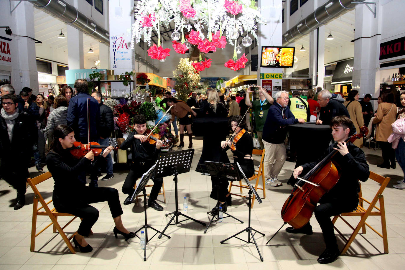 Comercio y público encienden la &#039;Nit de Llum&#039; de Dénia