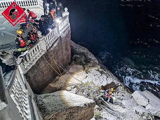 Un momento de la intervención en el mirador de Benidorm de madrugada.