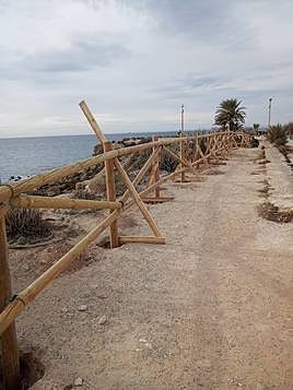 Una de las vallas de madera de pino instaladas en la isla de Tabarca.