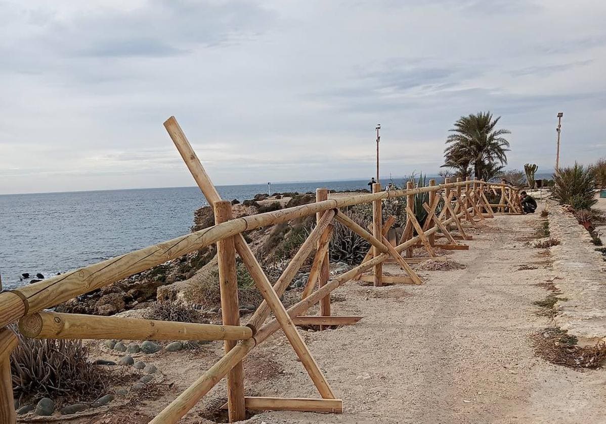 Una de las vallas de madera de pino instaladas en la isla de Tabarca.
