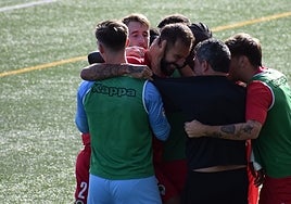 El ayudante de Torrecilla, Félix Carvallo, y varios jugadores abrazan a Josema tras el empate.
